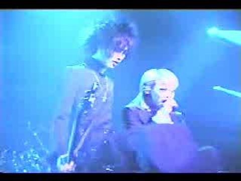 Dir en grey- Toshiya kisses Kyo
