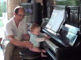 Anaïs speelt voor de eerste maal piano (bijna 9 maand)