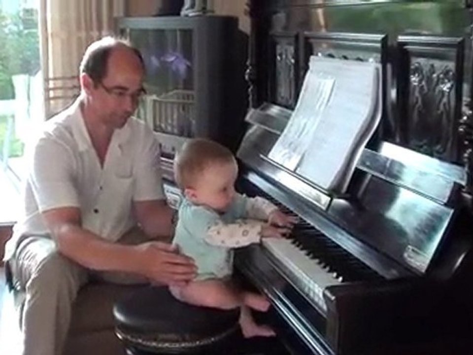 Anaïs speelt voor de eerste maal piano (bijna 9 maand)