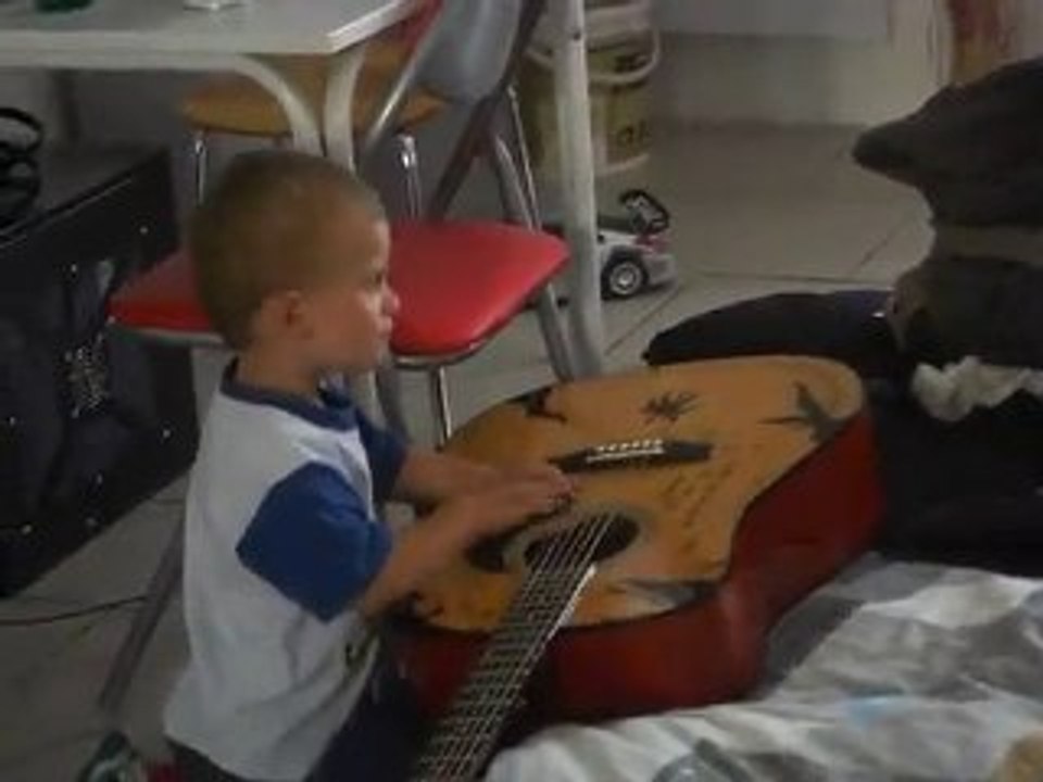 enzo joue à la guitare