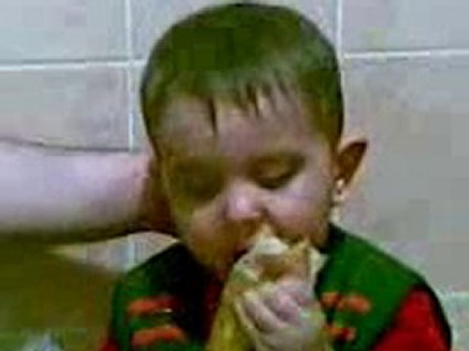 Uykusunda yemek yiyen bebek - WwW.RisaleForuM.NeT