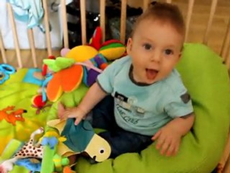 Maxime assis dans son parc