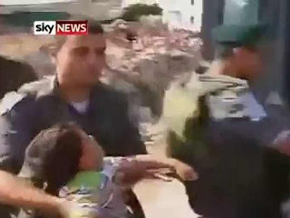 Enfant de 5 ans defendant son père face aux soldats israelie