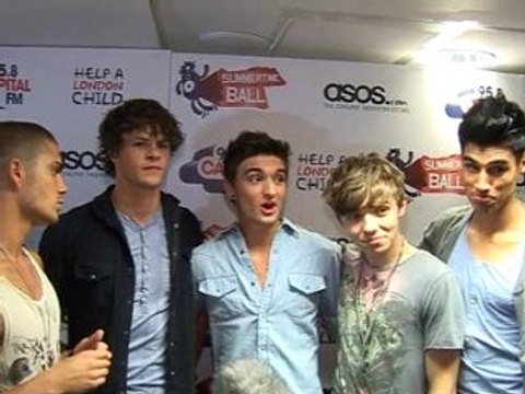 Rihanna texts Siva from The Wanted