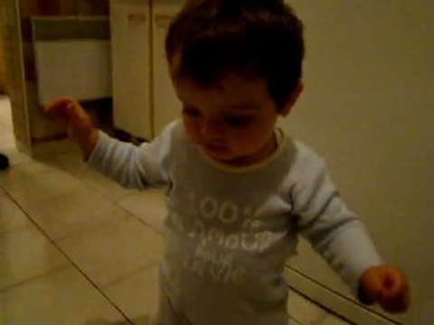 Clément juillet 2010 mes premiers pas!!!!