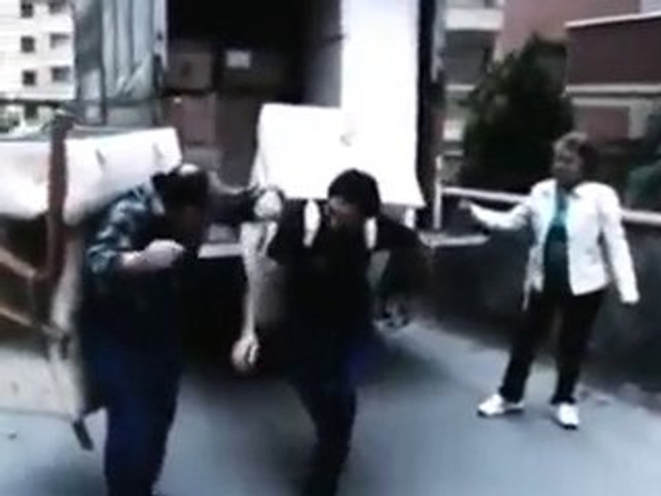 yüküm var tikim var ankaralı hamal ev eşyası taşırken