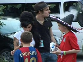 Amy Winehouse returns to her old boozing ways