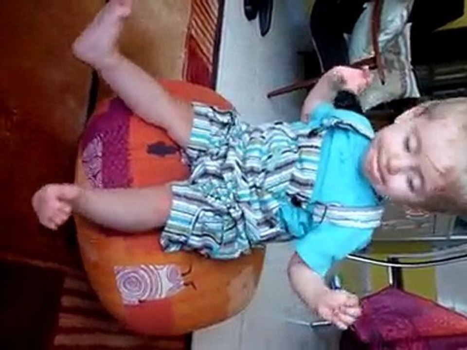luca danse sur le pouf