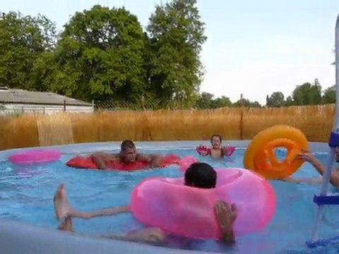 Juillet 2010 - A la piscine chez Marie et Thierry