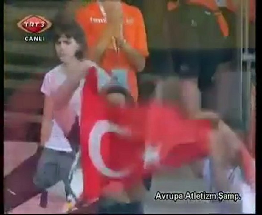 Nevin Yanit Türk bayrağını Barcelonada dalgalandrdı Marşımız