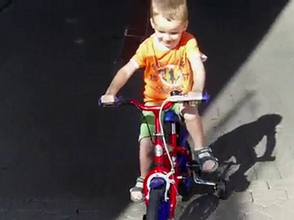 Nathan se promène sur son vélo