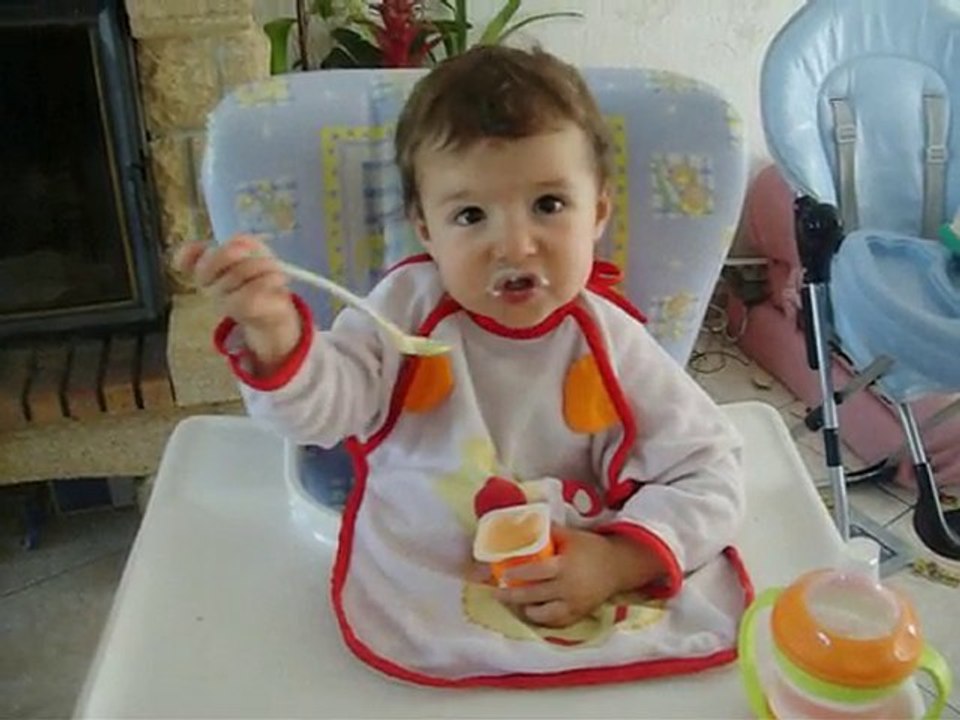 Luna mange son petit suisse toute seul