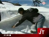 Une bâche au sommet du glacier de Tête Rousse