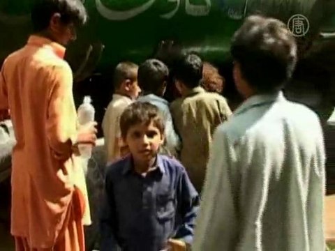 Выживших в наводнении спасают от холеры