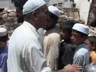 Flood victims in Pakistan take shelter in camps
