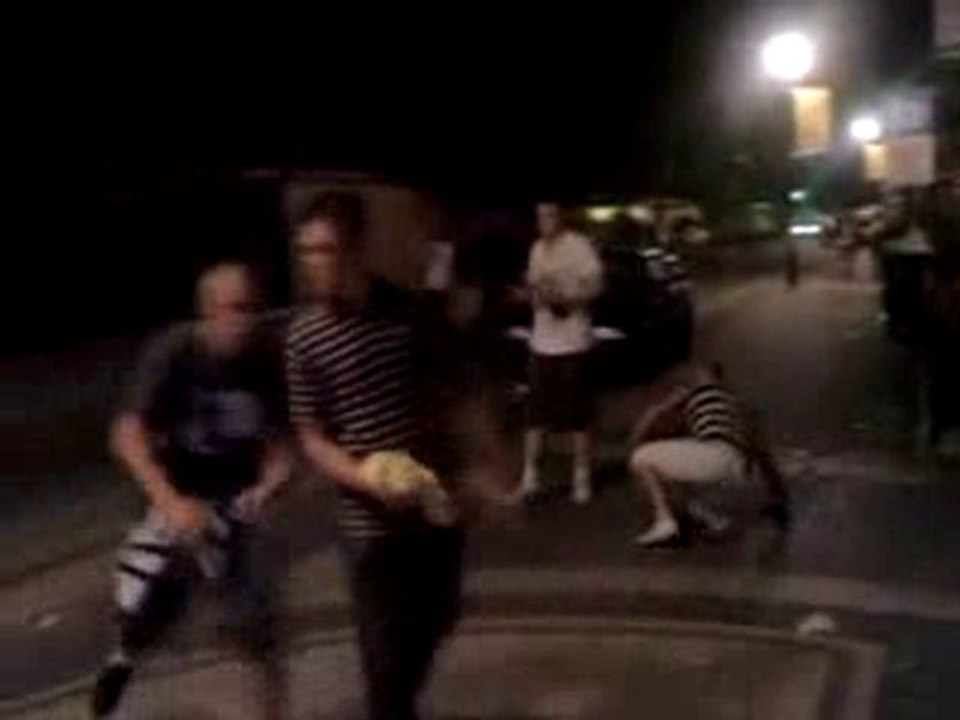 Bójka Fanów Peji z Fanem Tedego