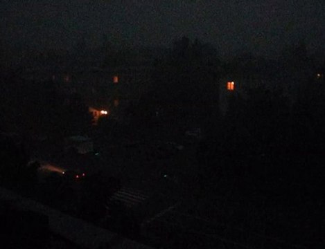 Niebo nad Warszawa. Oberwanie chmury z piorunami