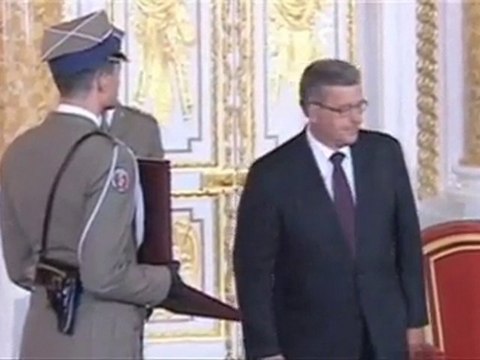 Prezydent Komorowski odbiera insygnia na Zamku Królewskim