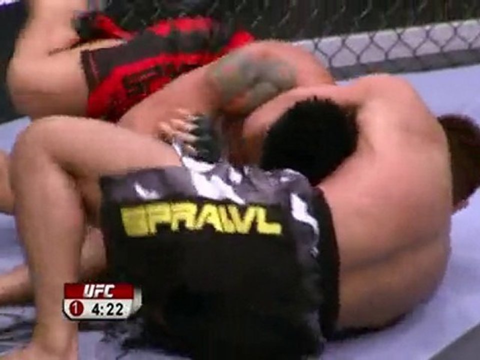 Yoshida throws a fool and chokes him out.