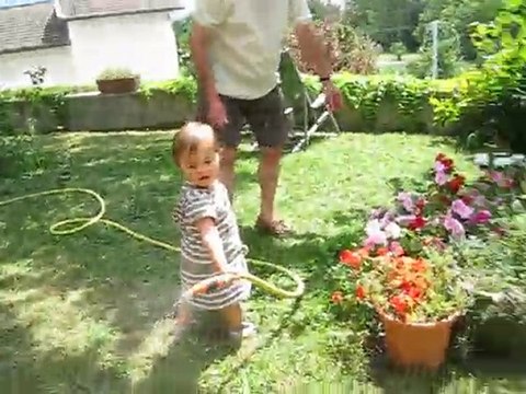 Lisa arrose les fleurs de papi...