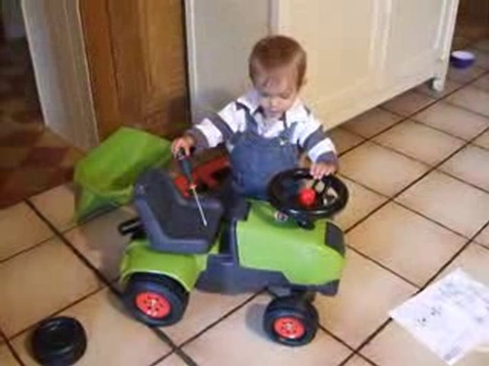 lucien bricole son tracteur