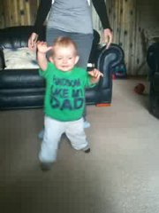 Josh marche / Josh is walking !