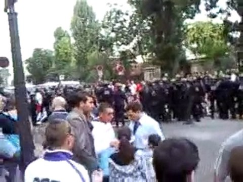 debut de mattraquage des crs sur des parisiens assis!!