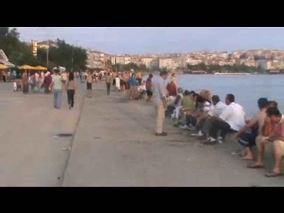 Kirliliğe aldırmadan denize girdiler