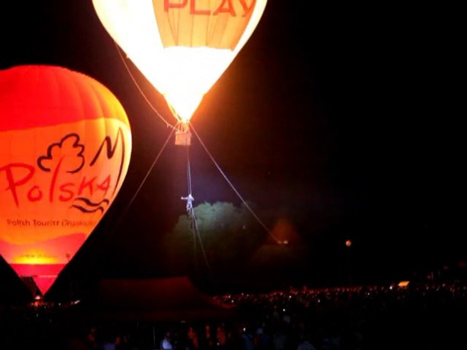 Damian Aleksander śpiewa