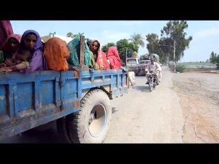 Pakistan: des milliers de personnes fuient les inondations