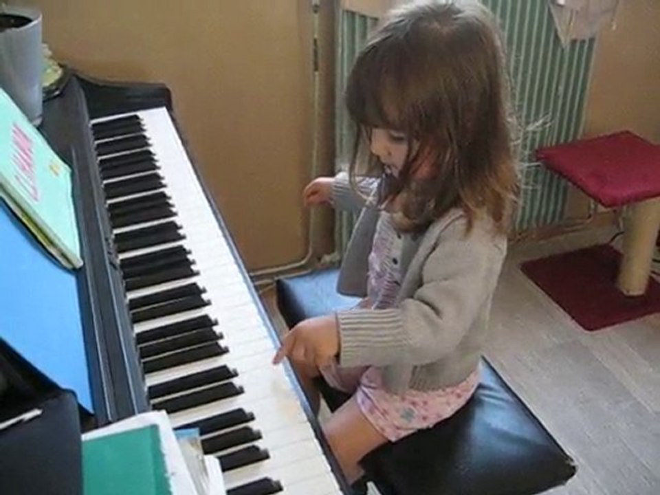 flora au piano 007