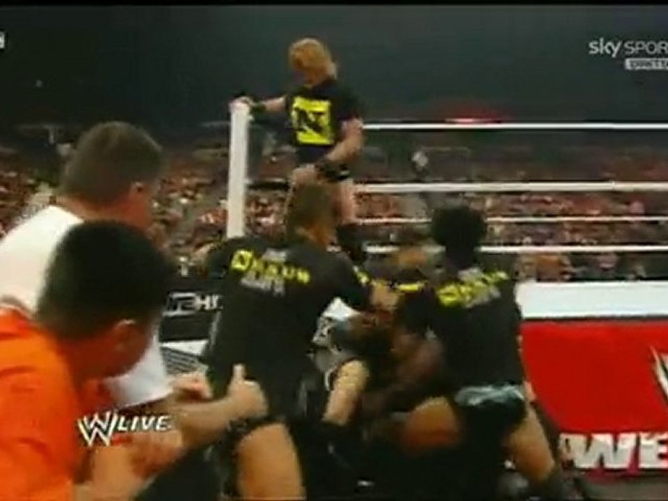 Nexus нападнаха и Марк Хенри