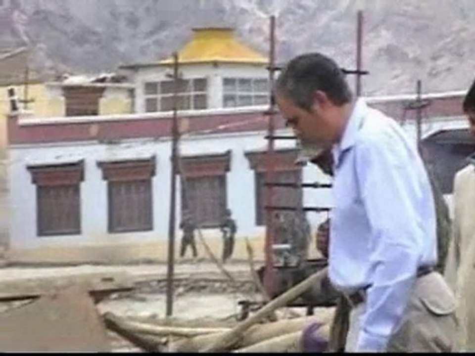 Foreigners stranded by India floods