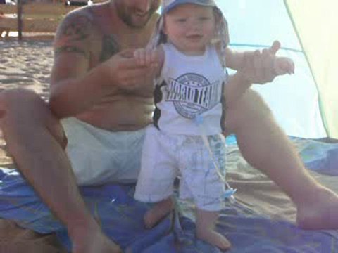 premiers pas dans le sable pour mon loulou