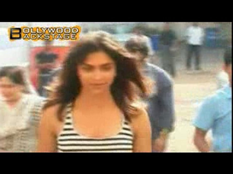 Deepika Padukone Flaunts Her Stuff!