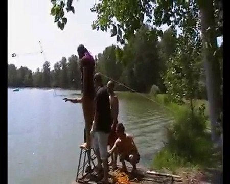 saut a l'élastique extrême les yeux bandés