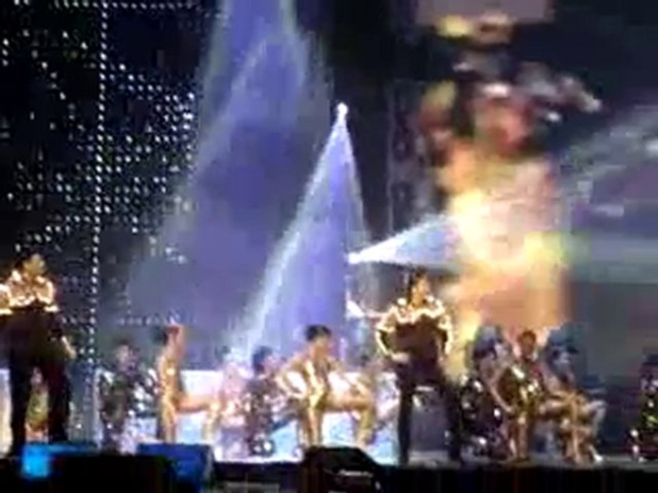 Aishwarya, Abhishek, Preity Onstage-2008