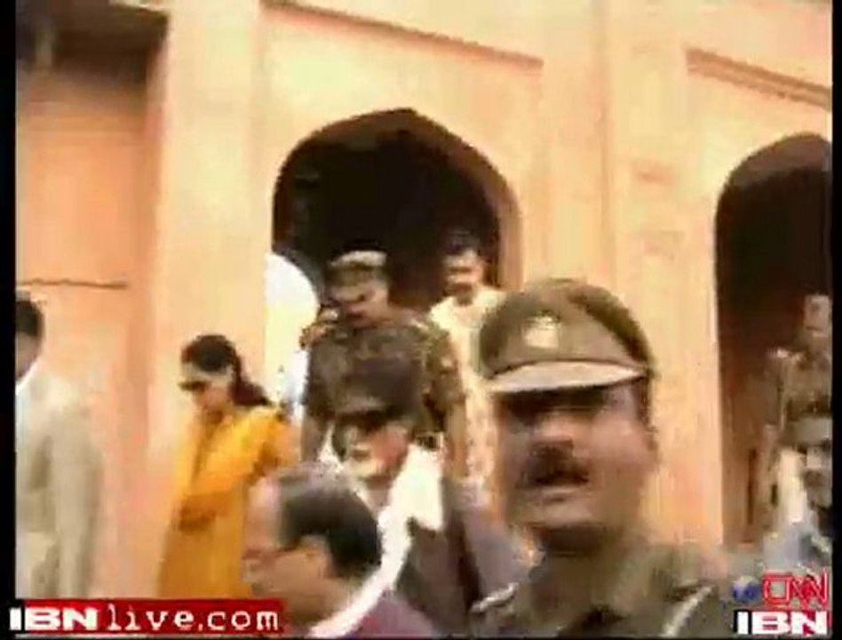 Aishwarya and Abhishek Spotted at Taj-2008