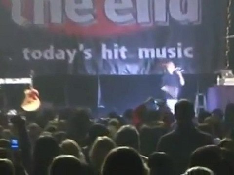 Justin Bieber reçoit une bouteille d'eau lors d'un concert