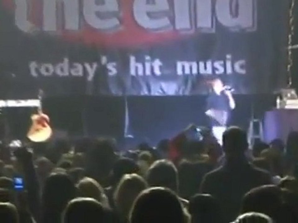 Justin Bieber reçoit une bouteille d'eau lors d'un concert