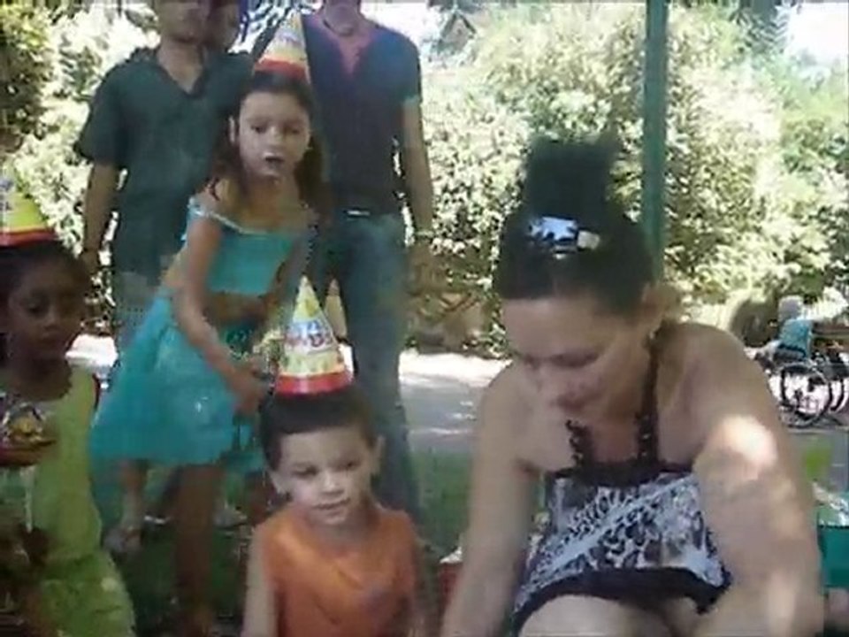 Ange a 4 ans , il souffle les bougies