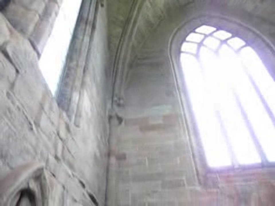 Jipé test le son de la sacristie dans l'abbaye d'Arbroath