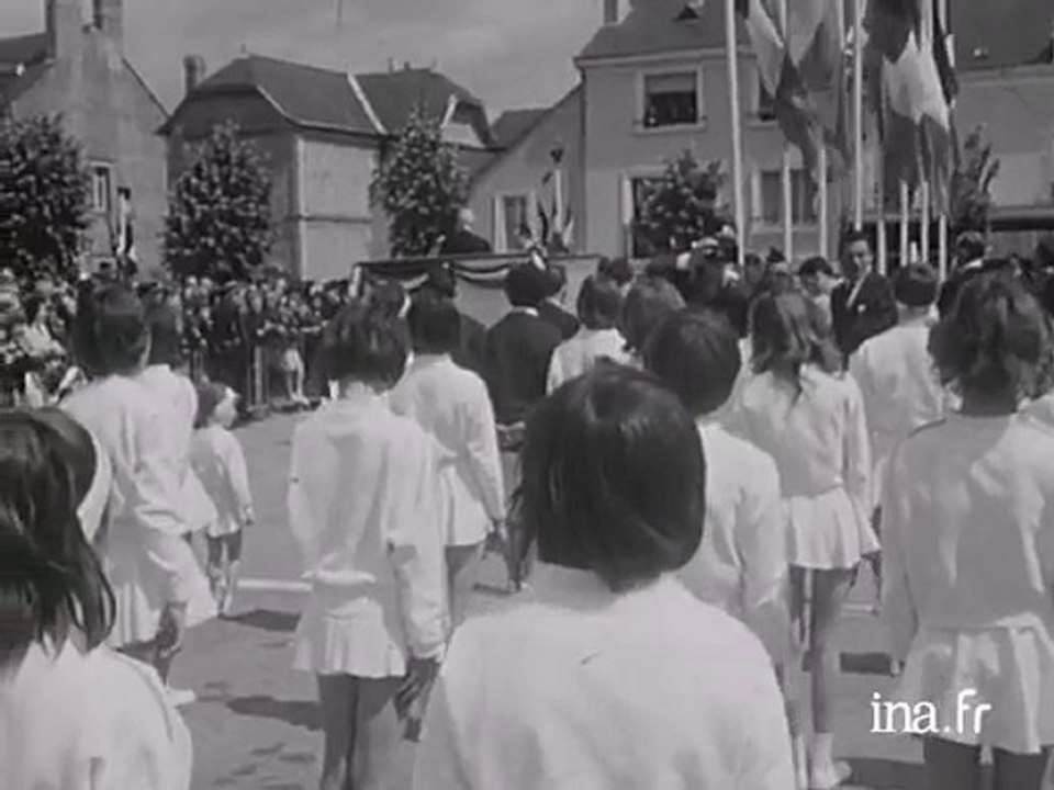 Le général de Gaulle lors de son passage en Sarthe