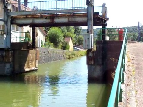 LE PONT LEVANT DE LUZY SUR MARNE