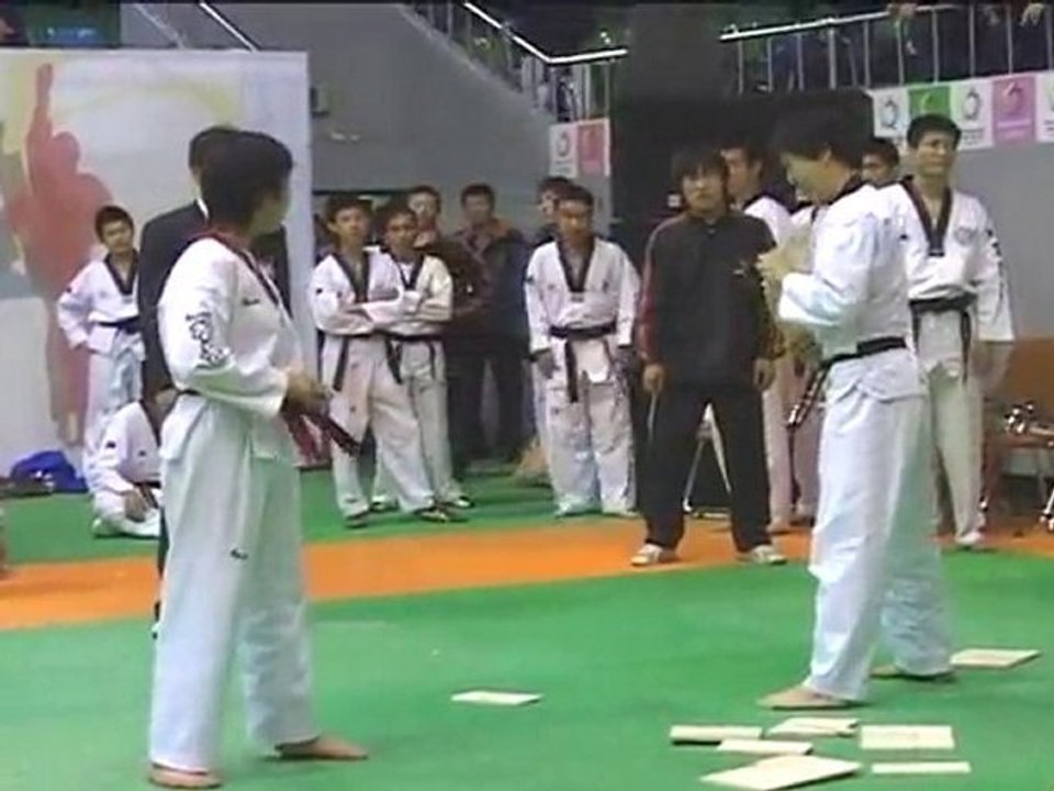 taekwondo compétition juniors femmes casse planche 360