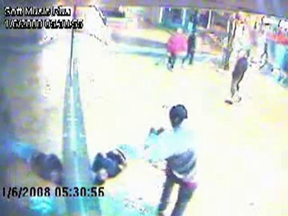 abendlicher Spaziergang durch eine Einkaufspassage in France