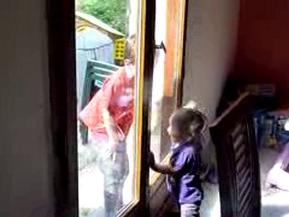 Célyna qui rigole avec son frère