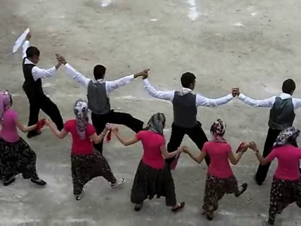 gülpınar lisesi 19 mayıs gösterisi üç ayak