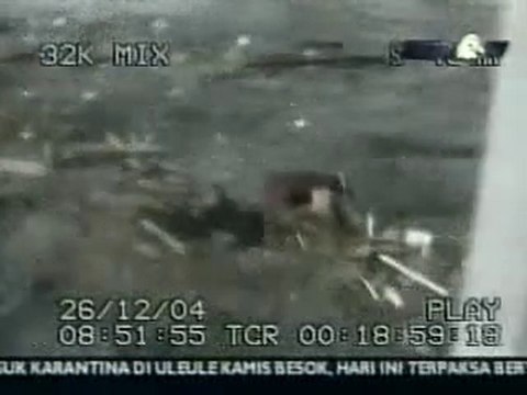2004 Tsunami Endonezyada Banda Aceh kıyılarını vuruyor