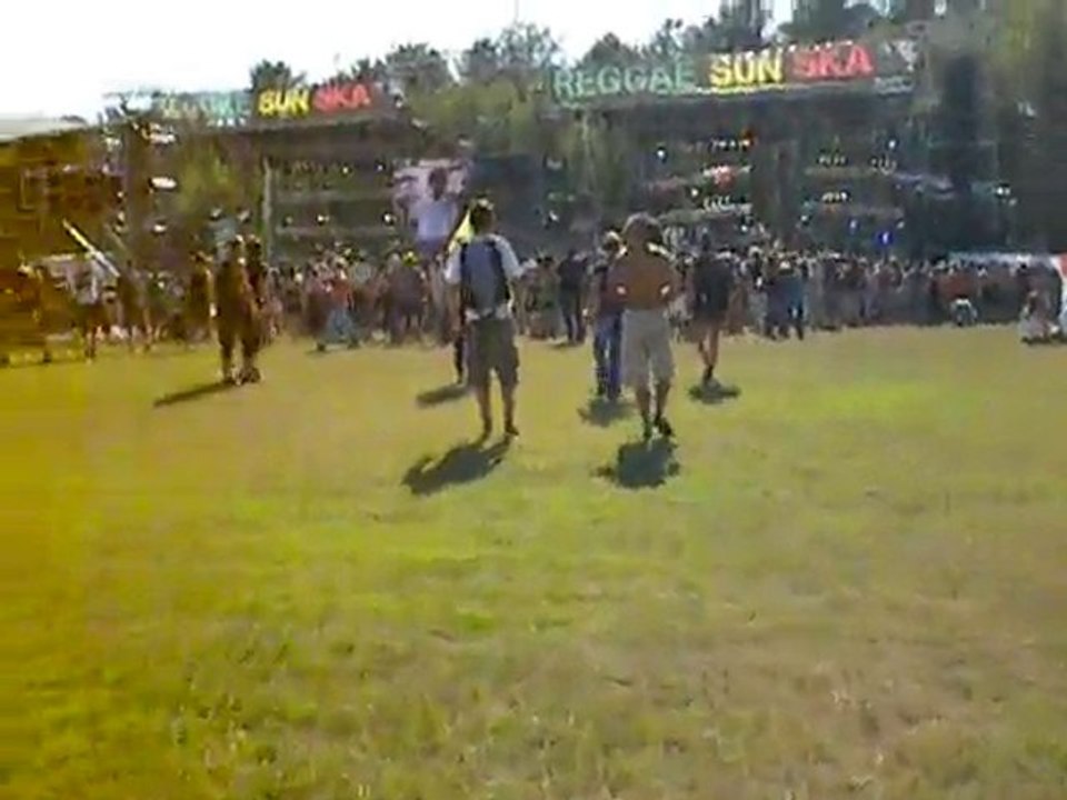 Arrivée scènes Reggae Sun Ska 2010 (St-Sauveur)